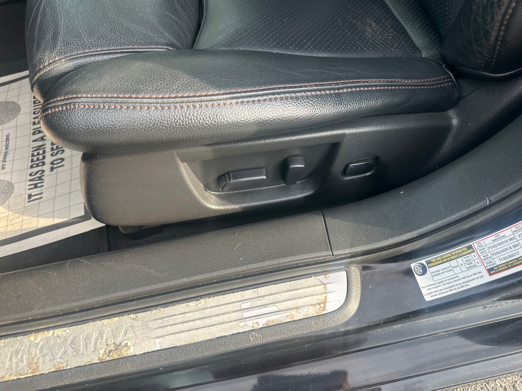 Photo 30 of this NISSAN MAXIMA