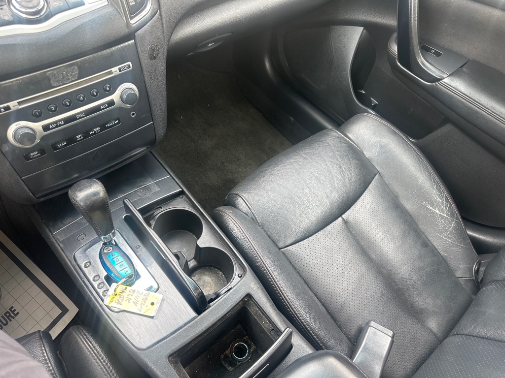Photo 34 of this NISSAN MAXIMA