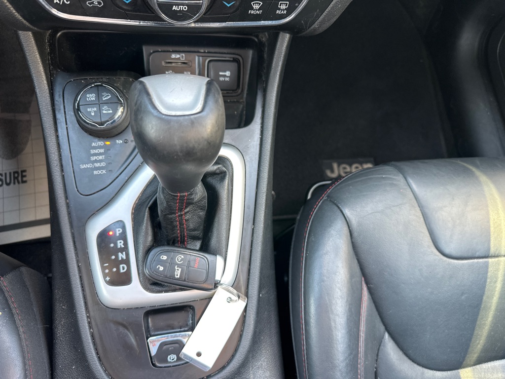 Photo 47 of this JEEP CHEROKEE