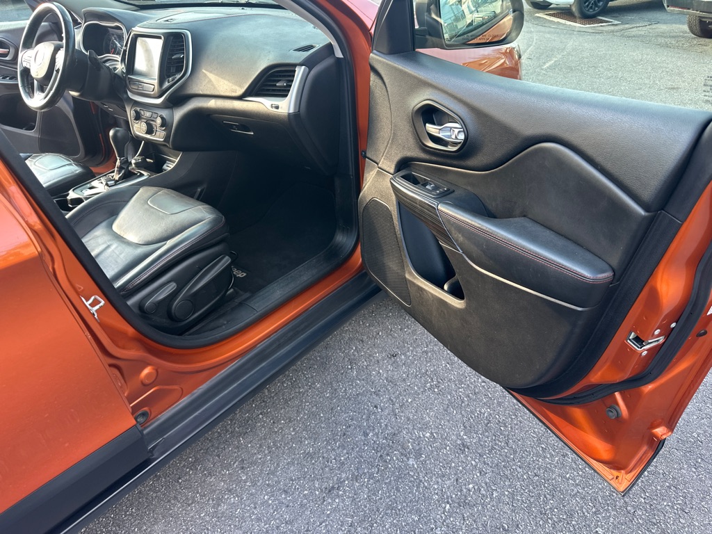 Photo 37 of this JEEP CHEROKEE