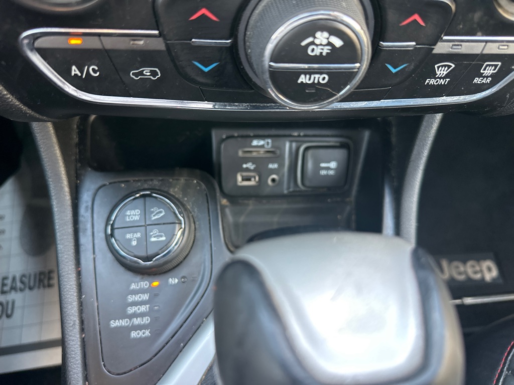 Photo 46 of this JEEP CHEROKEE
