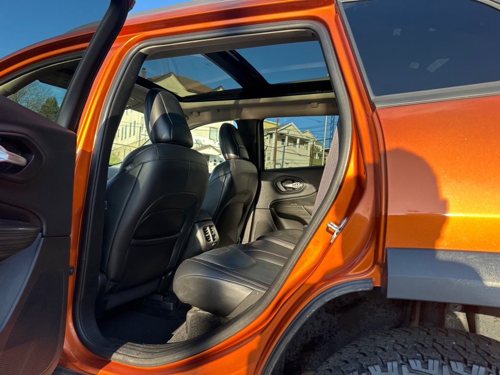 Photo 15 of this JEEP CHEROKEE