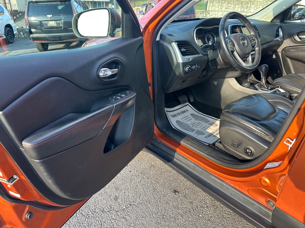 Photo 22 of this JEEP CHEROKEE