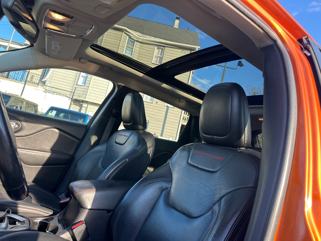 Photo 18 of this JEEP CHEROKEE