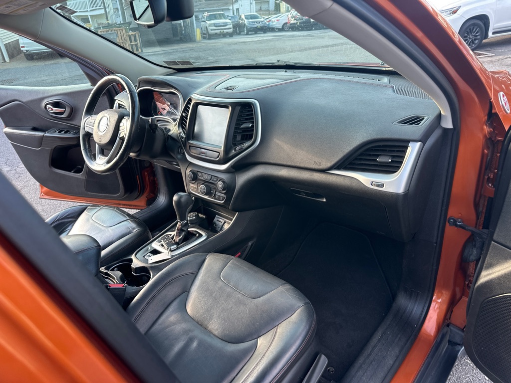 Photo 36 of this JEEP CHEROKEE