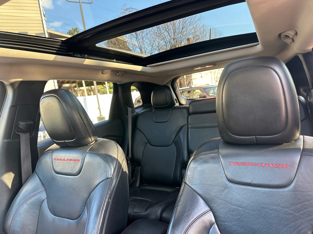 Photo 19 of this JEEP CHEROKEE
