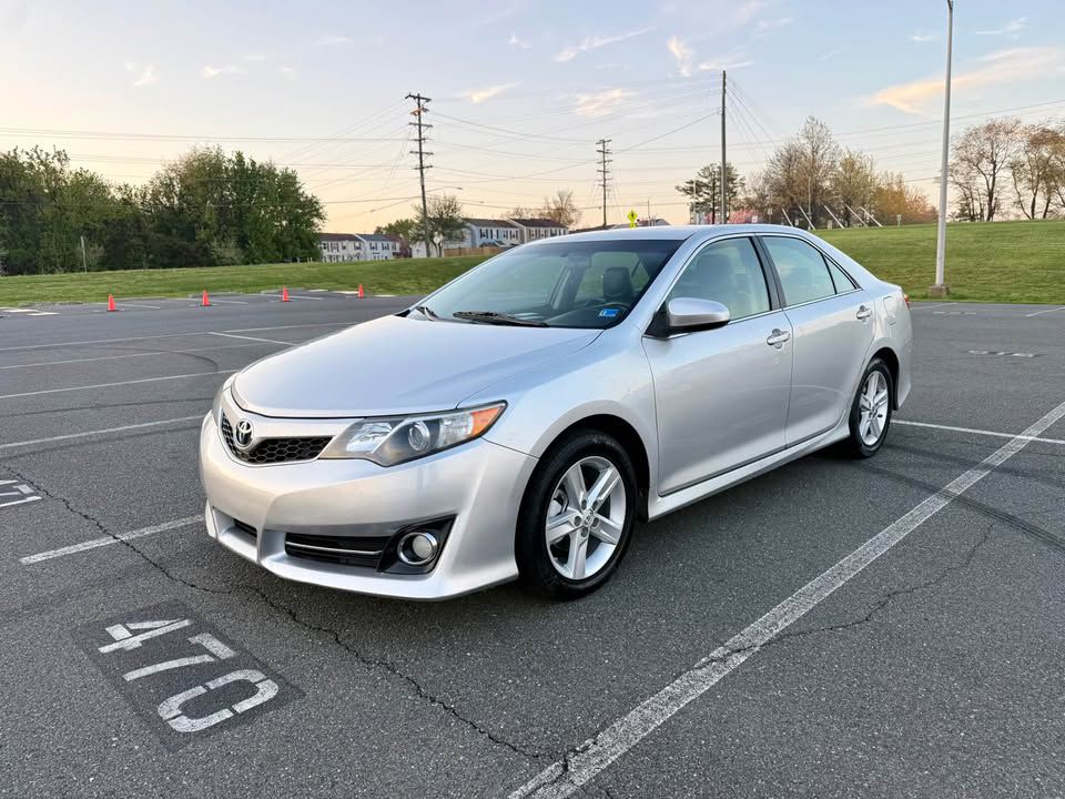 2014 Toyota Camry SE Sedan Front-Wheel Drive Automatic