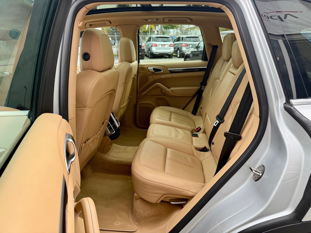 Photo 13 of this PORSCHE CAYENNE