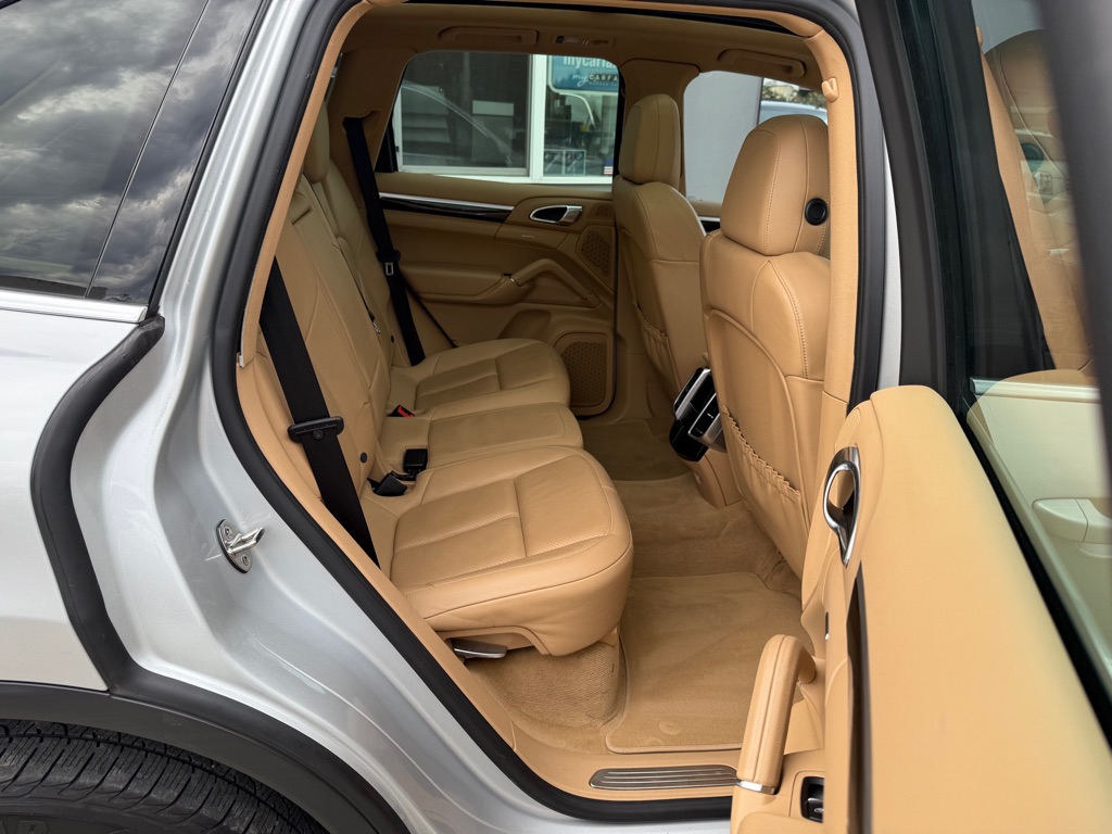 Photo 16 of this PORSCHE CAYENNE