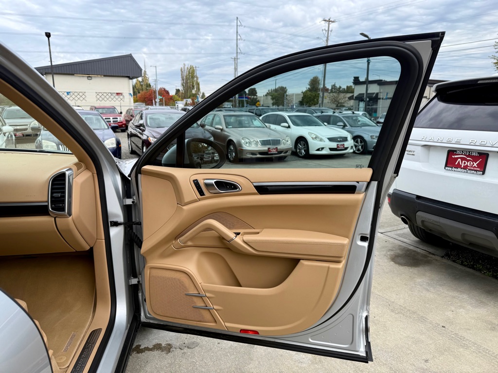 Photo 17 of this PORSCHE CAYENNE