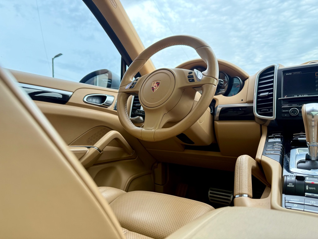Photo 11 of this PORSCHE CAYENNE