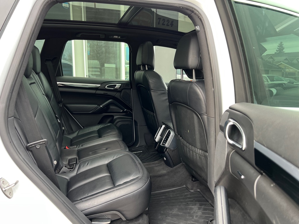 Photo 15 of this PORSCHE CAYENNE
