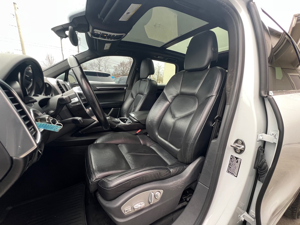 Photo 9 of this PORSCHE CAYENNE