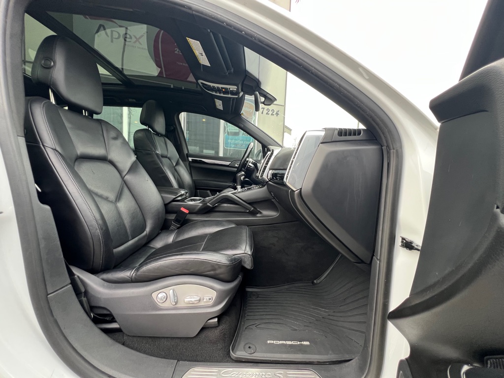 Photo 18 of this PORSCHE CAYENNE