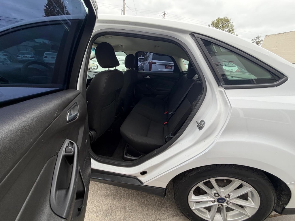 Photo 11 of this FORD FOCUS