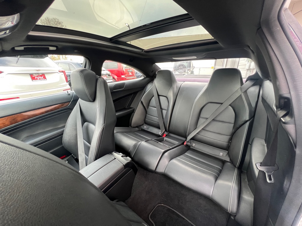Photo 13 of this MERCEDES-BENZ C-CLASS