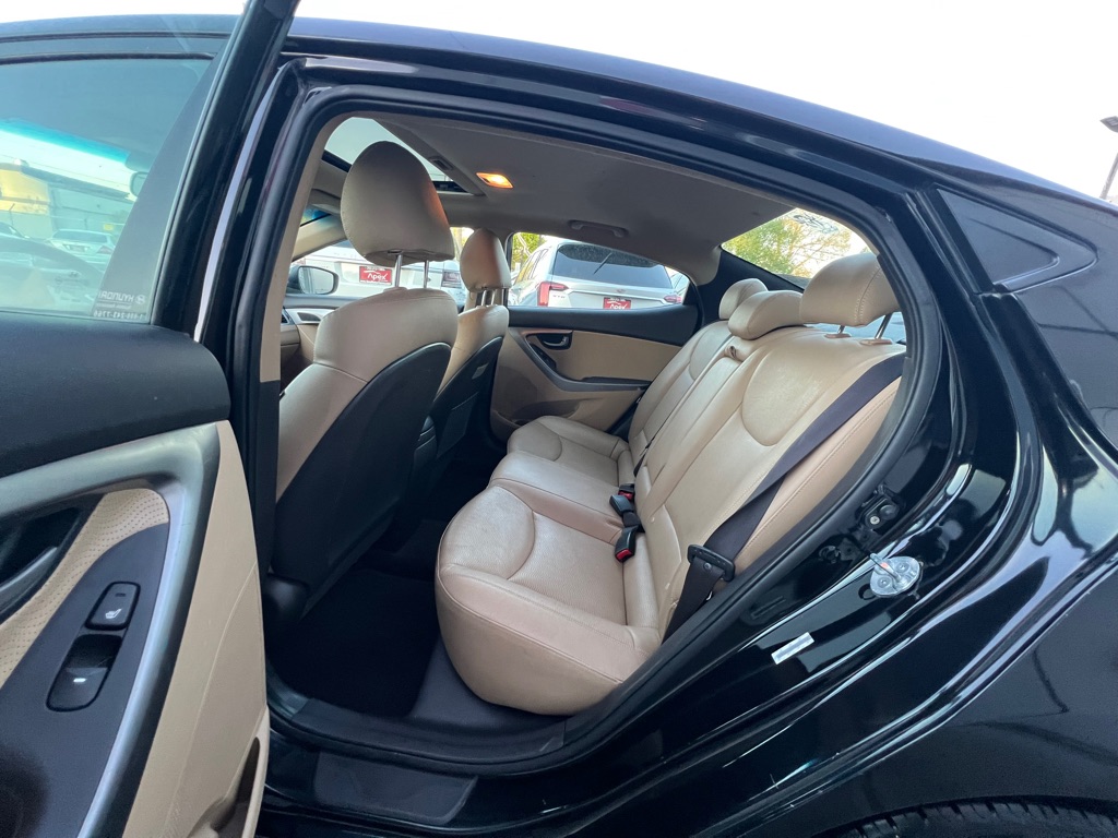 Photo 12 of this HYUNDAI ELANTRA