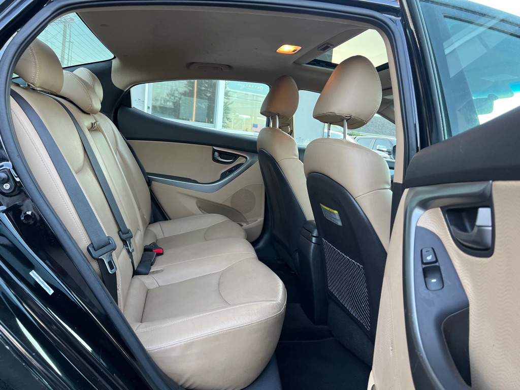 Photo 16 of this HYUNDAI ELANTRA