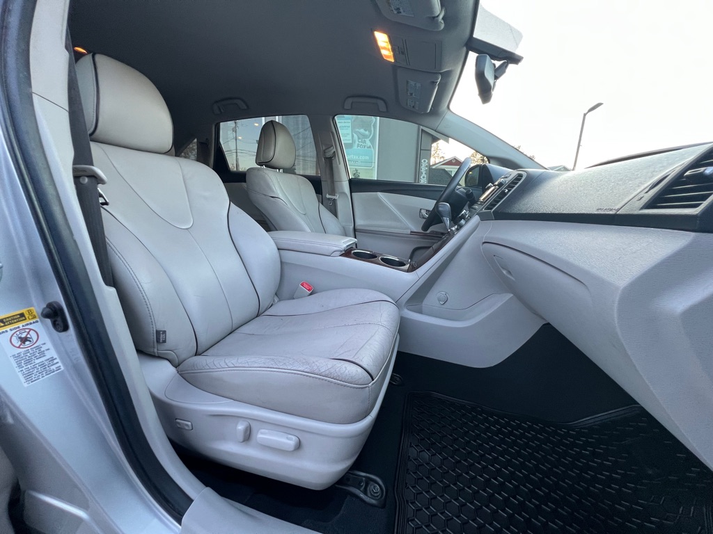Photo 18 of this TOYOTA VENZA