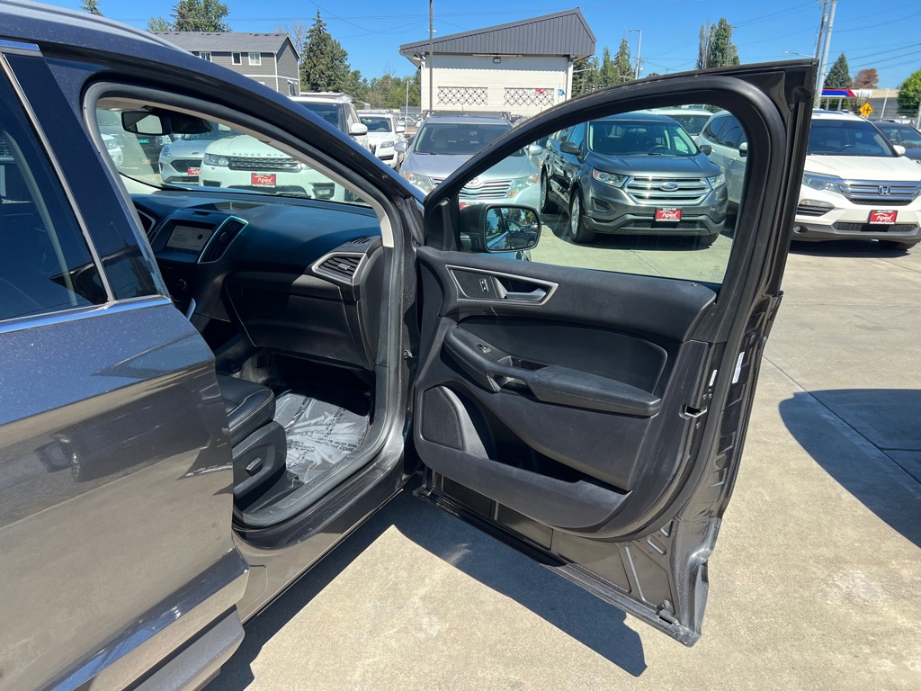 Photo 17 of this FORD EDGE