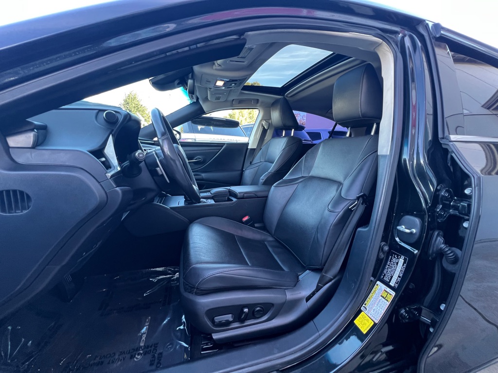Photo 12 of this LEXUS ES 300H