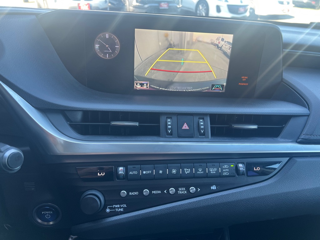 Photo 21 of this LEXUS ES 300H