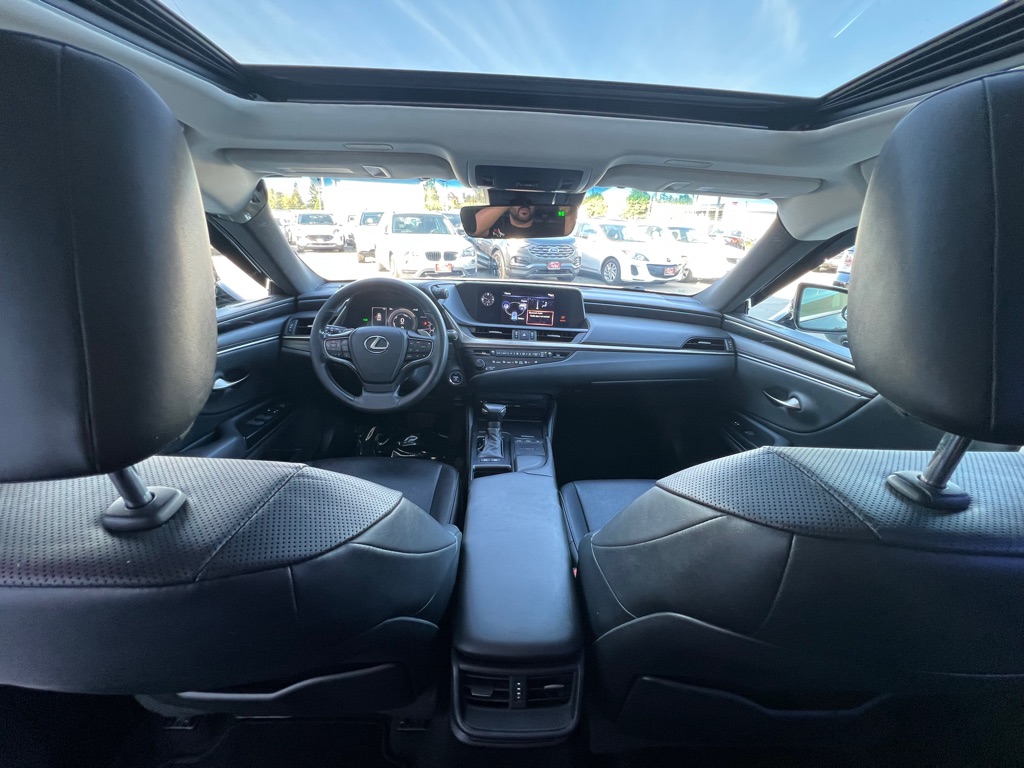 Photo 14 of this LEXUS ES 300H