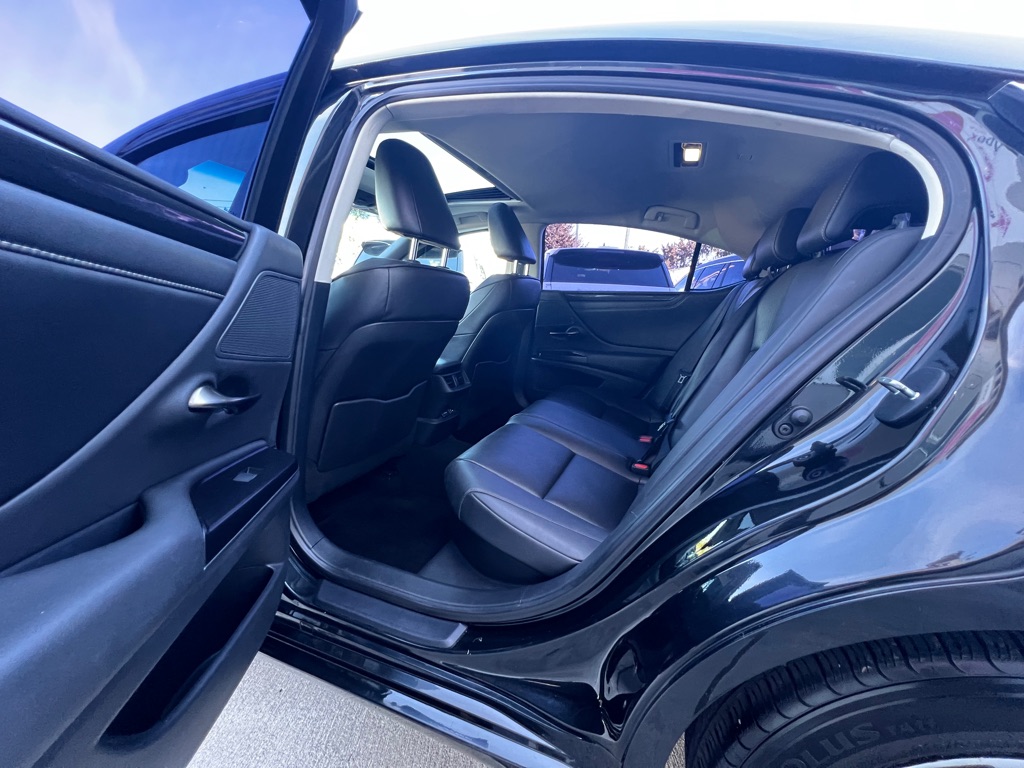 Photo 13 of this LEXUS ES 300H