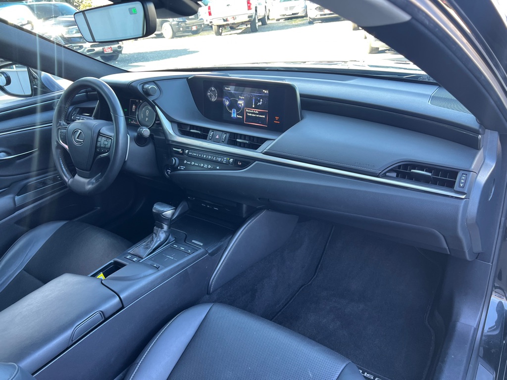 Photo 19 of this LEXUS ES 300H