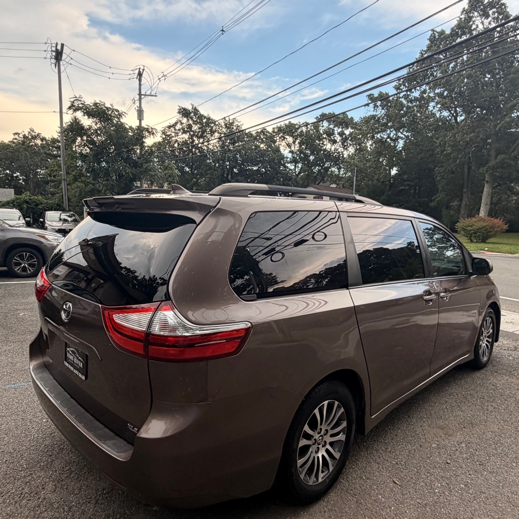 Photo 5 of this TOYOTA SIENNA
