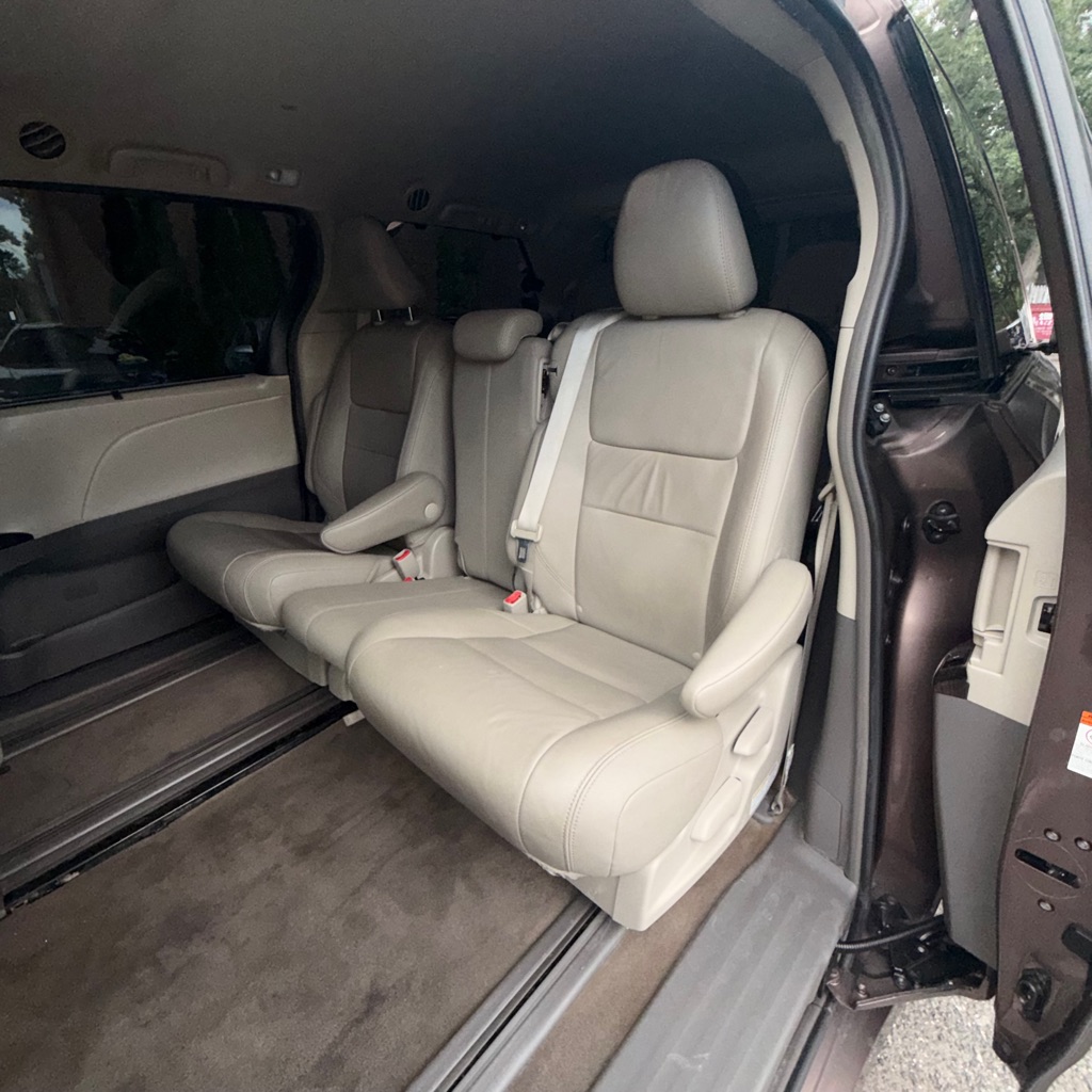 Photo 12 of this TOYOTA SIENNA