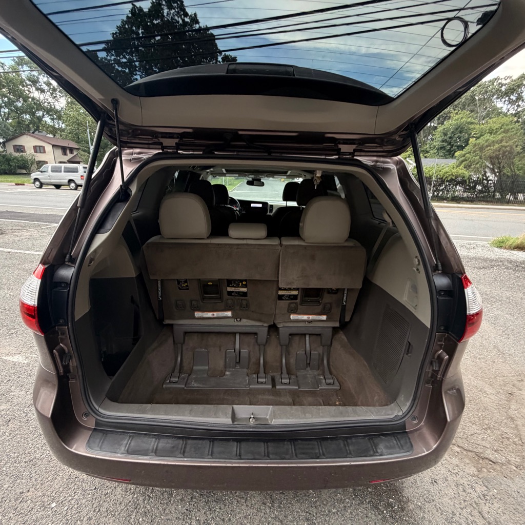 Photo 9 of this TOYOTA SIENNA