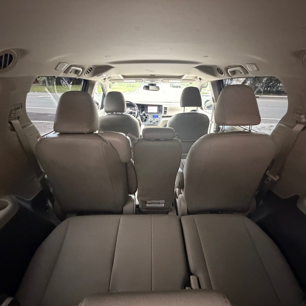 Photo 10 of this TOYOTA SIENNA