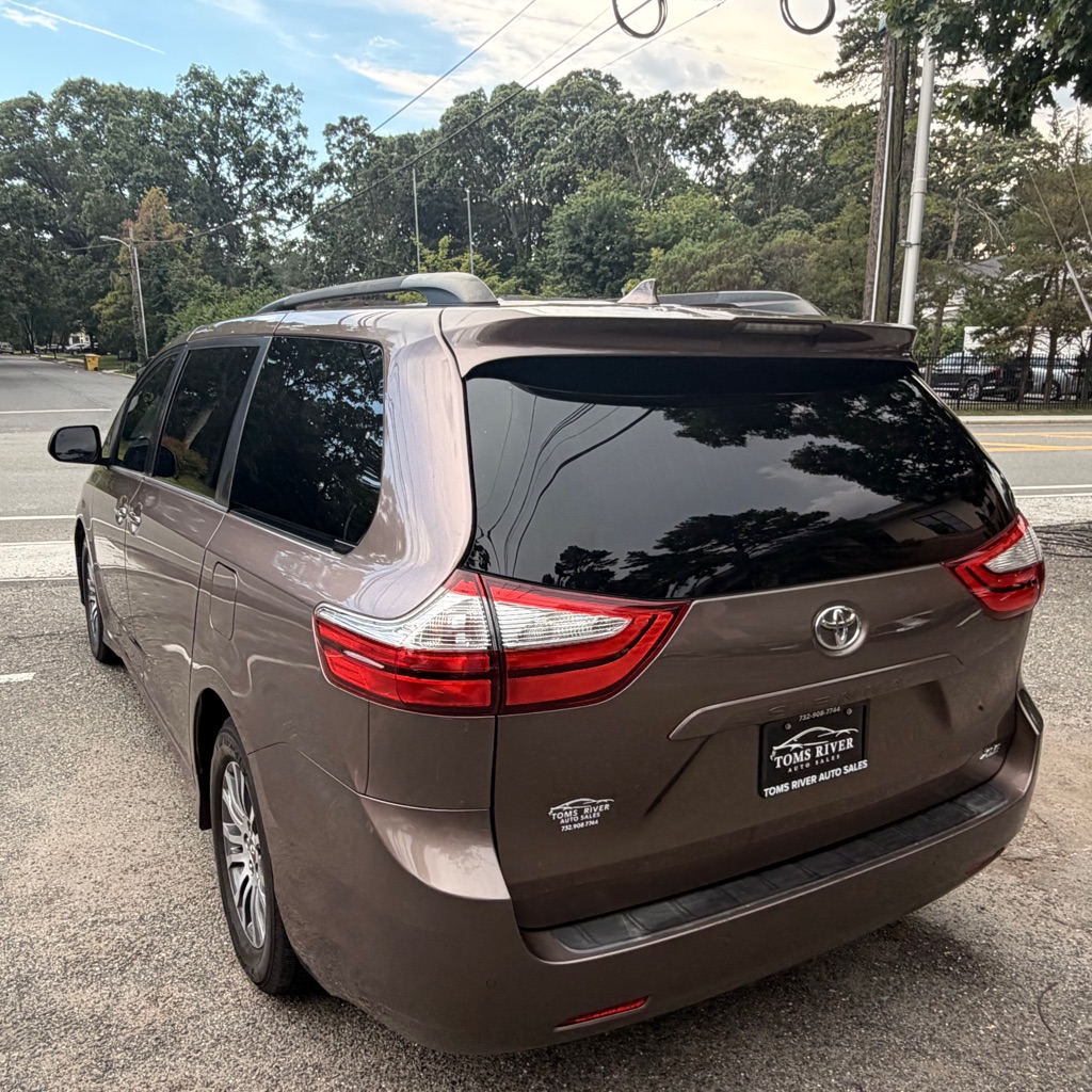 Photo 3 of this TOYOTA SIENNA