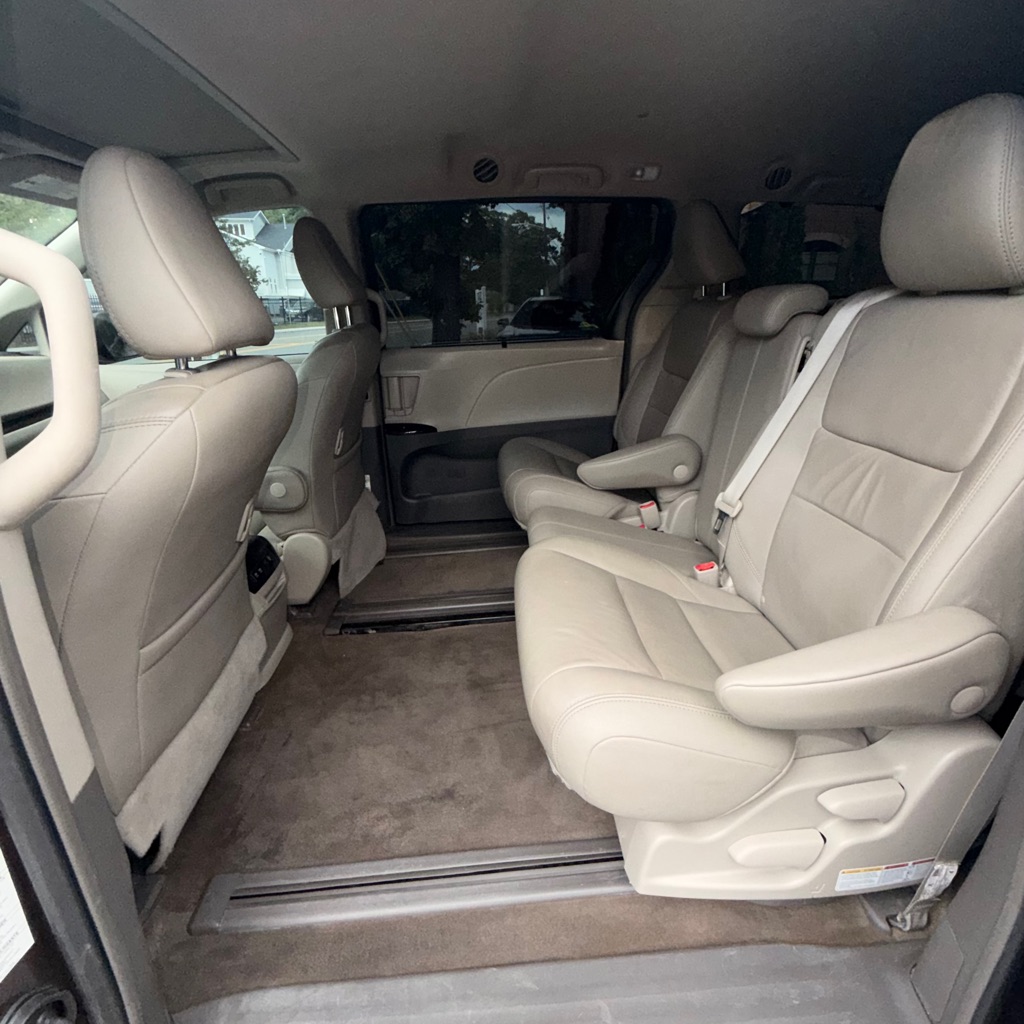 Photo 13 of this TOYOTA SIENNA