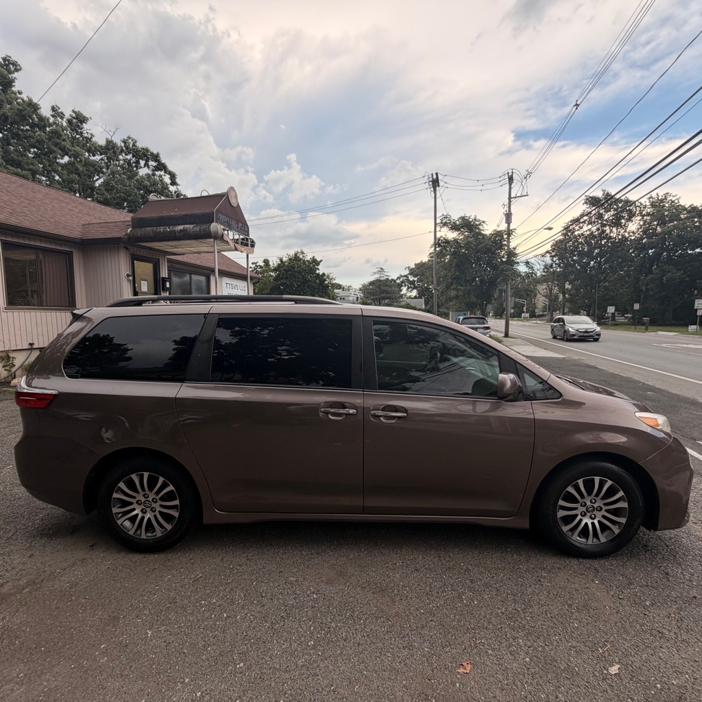 Photo 6 of this TOYOTA SIENNA