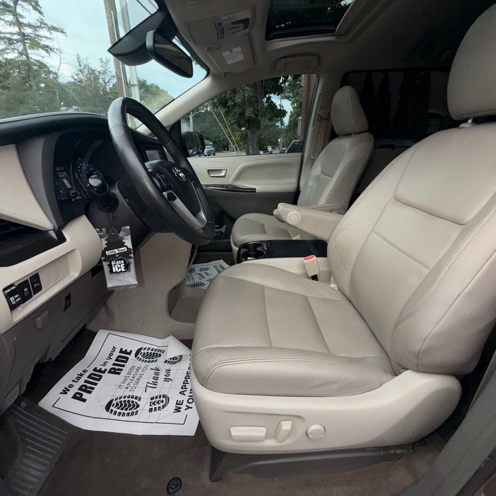 Photo 19 of this TOYOTA SIENNA