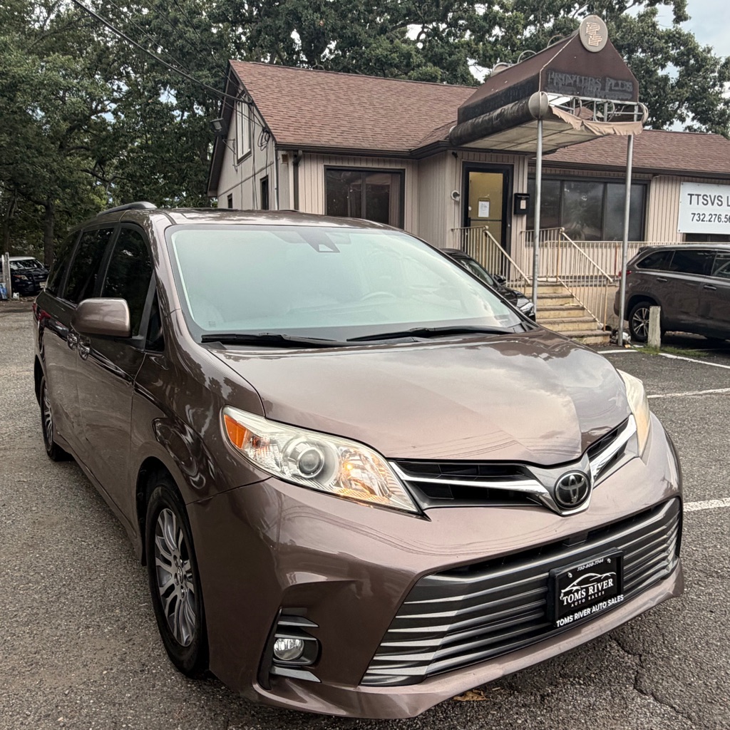 Photo 7 of this TOYOTA SIENNA