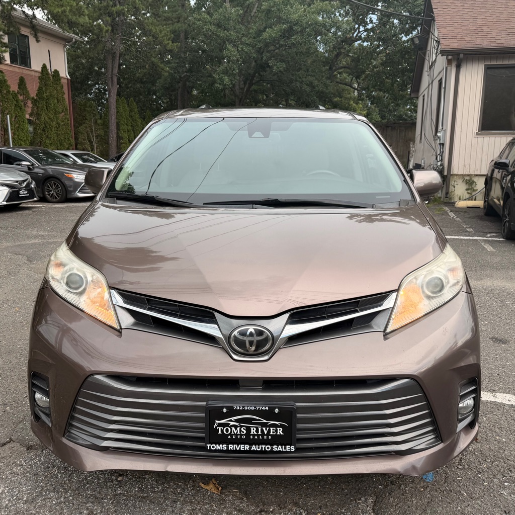 Photo 8 of this TOYOTA SIENNA