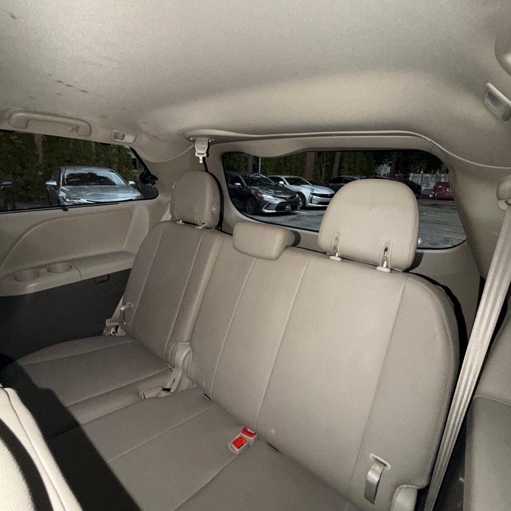 Photo 11 of this TOYOTA SIENNA