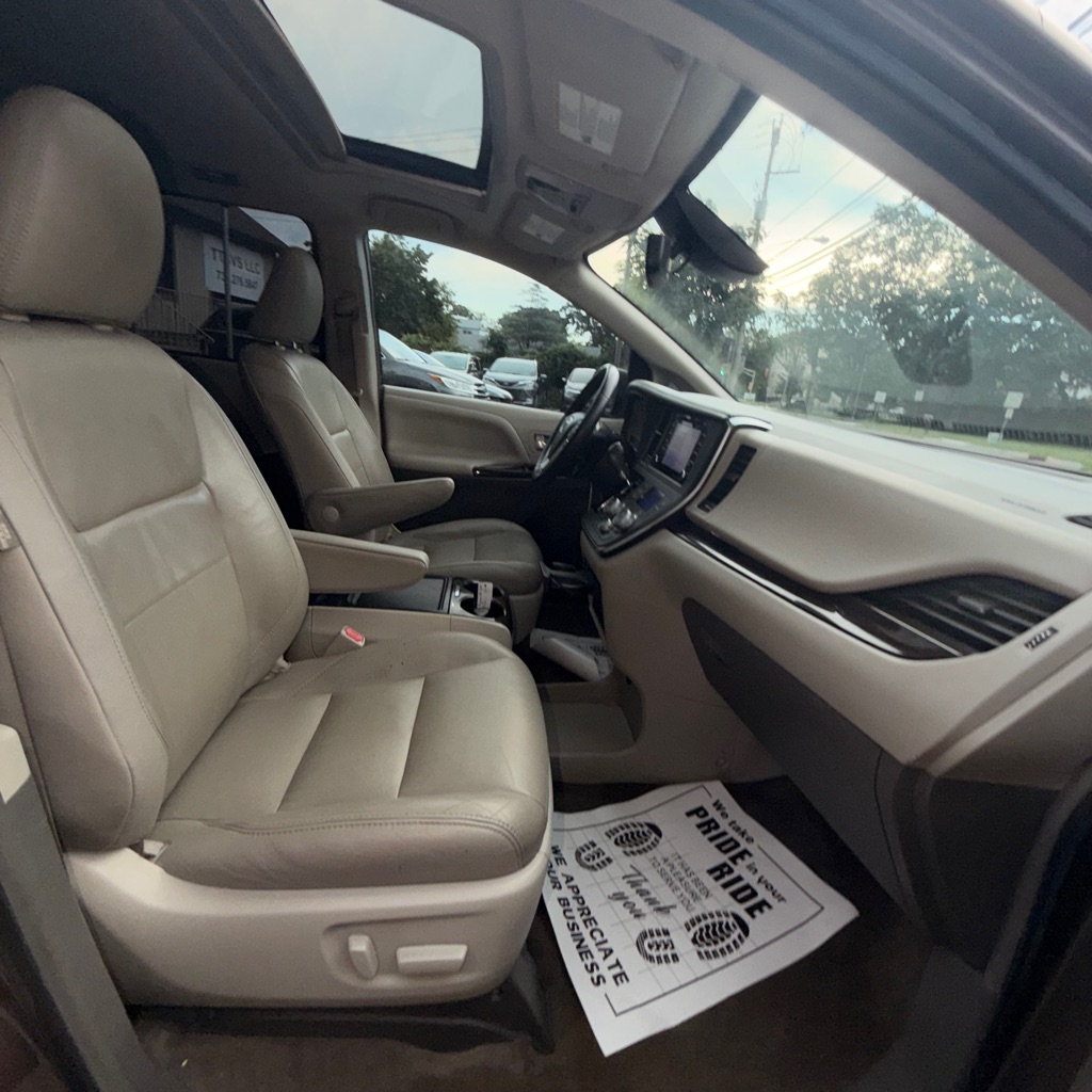 Photo 17 of this TOYOTA SIENNA