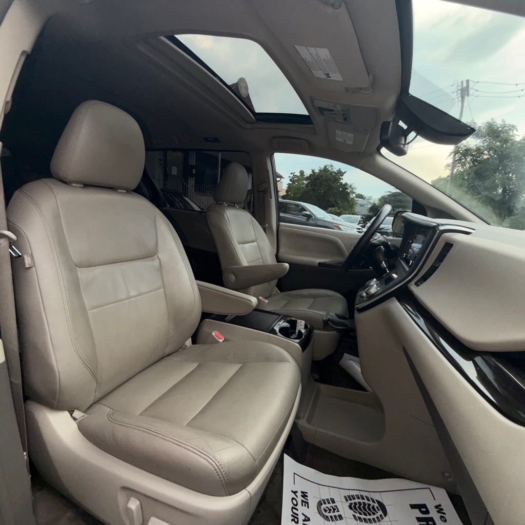Photo 16 of this TOYOTA SIENNA