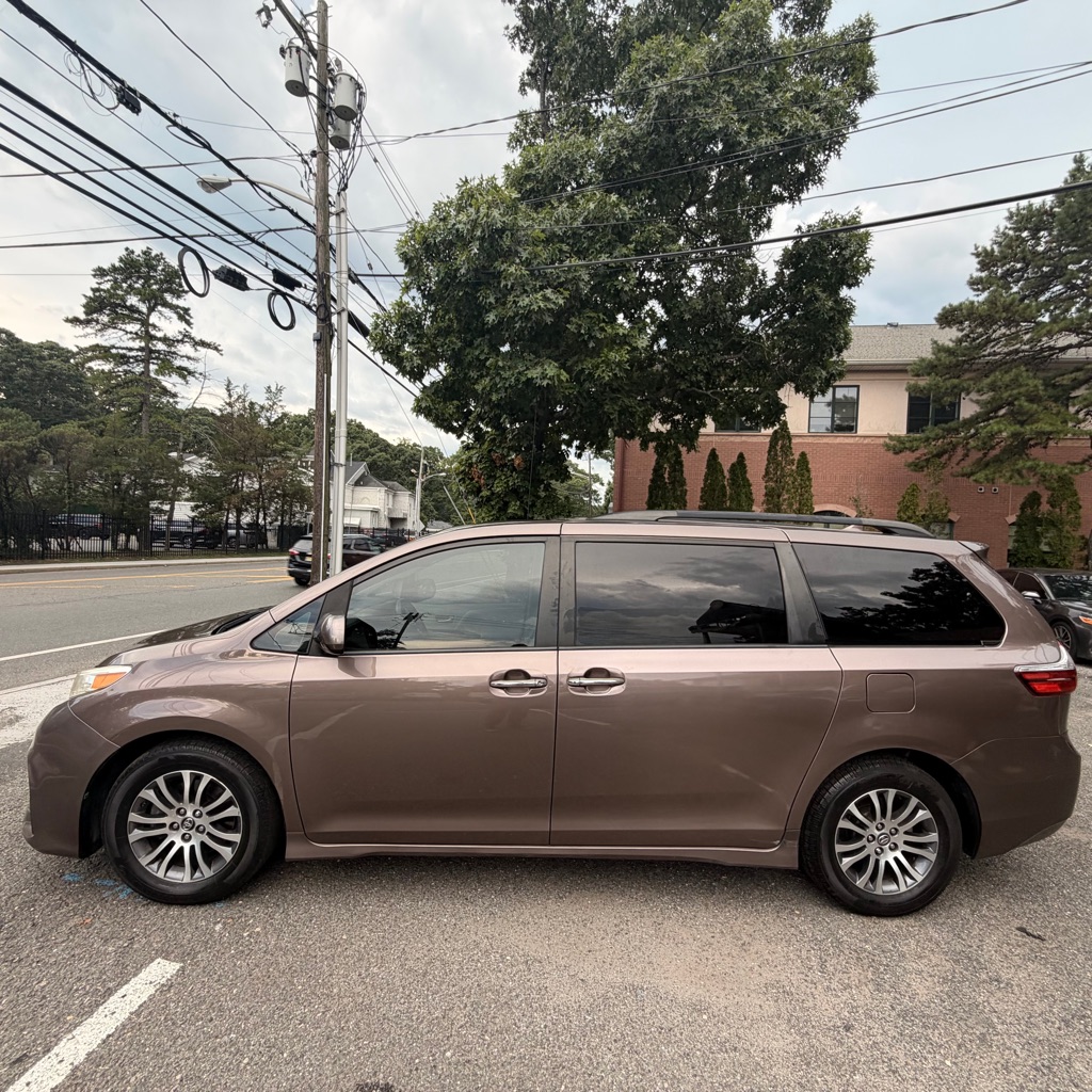 Photo 2 of this TOYOTA SIENNA