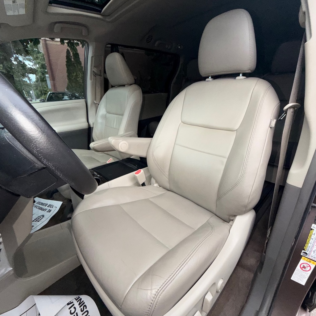 Photo 18 of this TOYOTA SIENNA