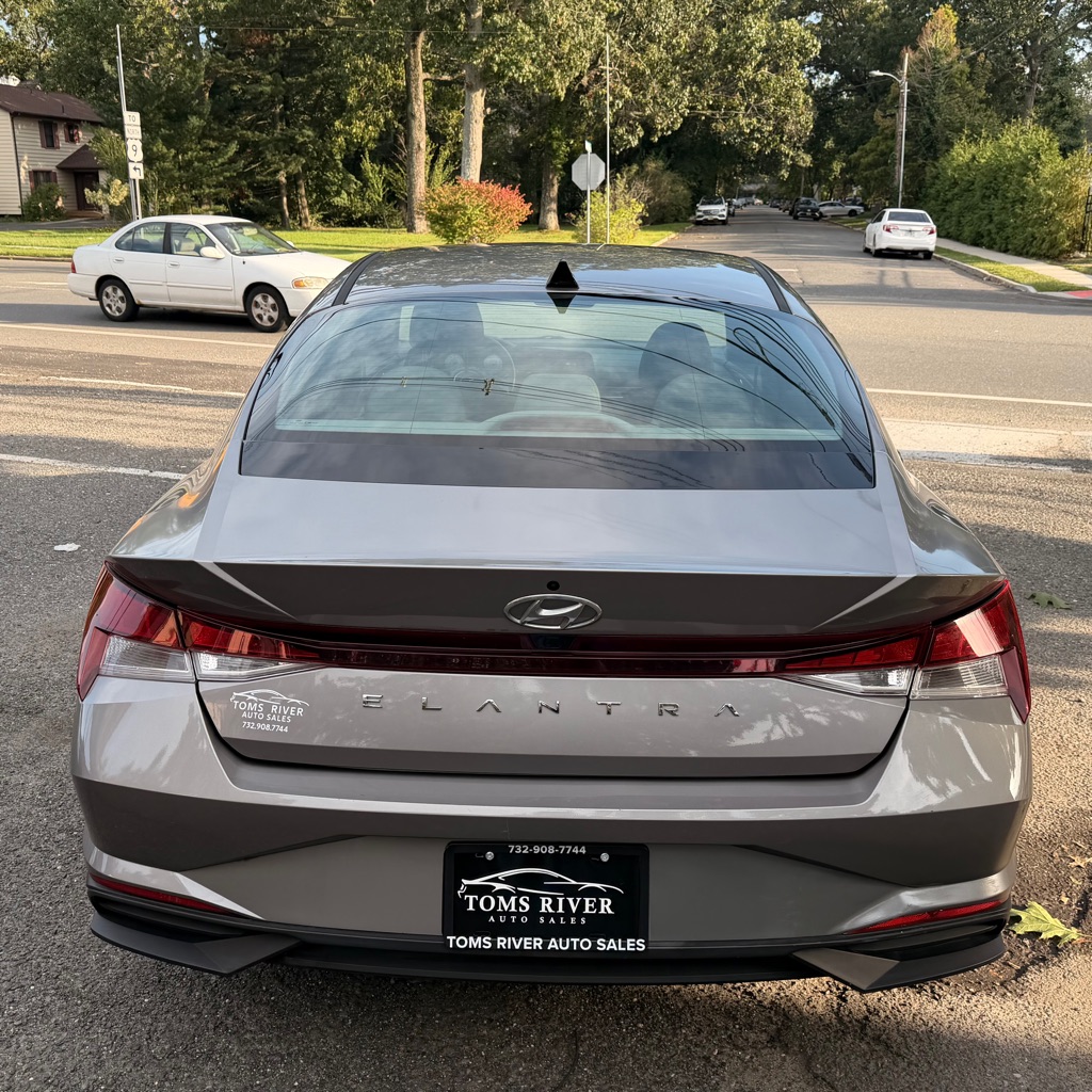 Photo 24 of this HYUNDAI ELANTRA