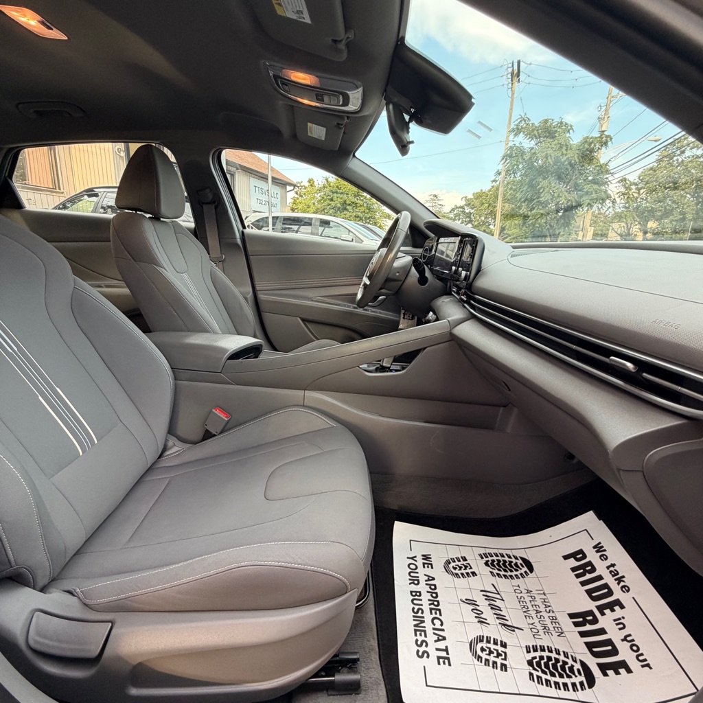 Photo 16 of this HYUNDAI ELANTRA