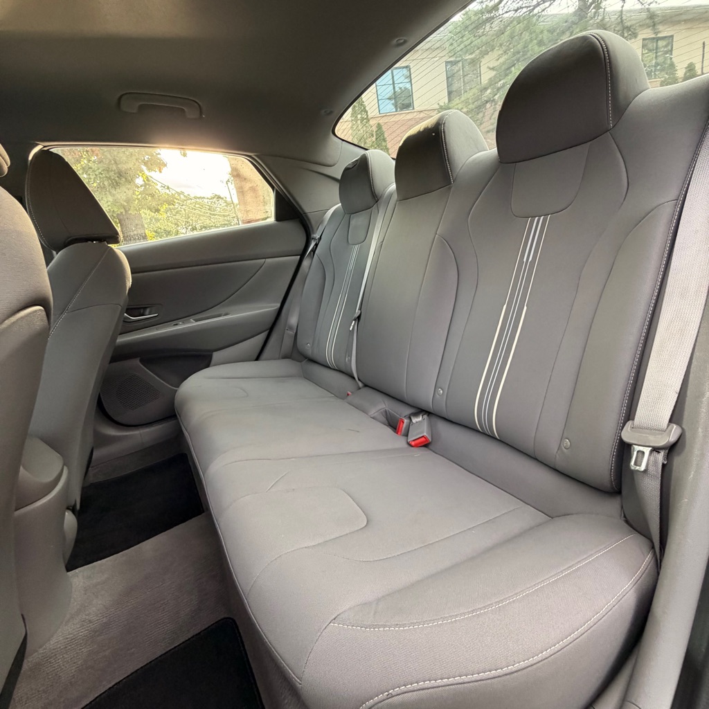 Photo 10 of this HYUNDAI ELANTRA