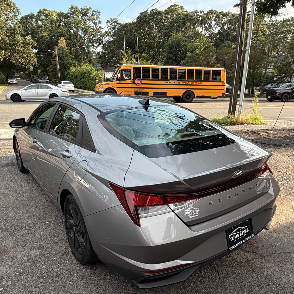 Photo 3 of this HYUNDAI ELANTRA