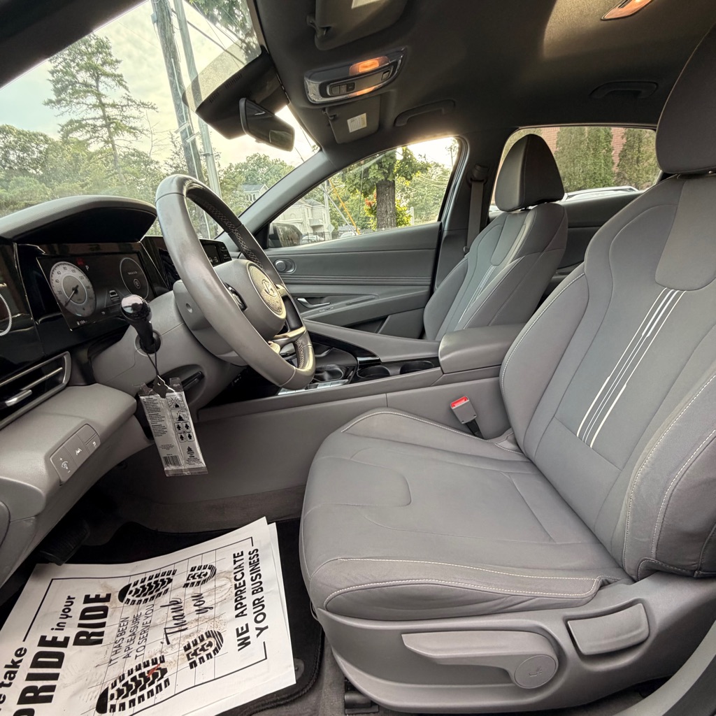 Photo 18 of this HYUNDAI ELANTRA