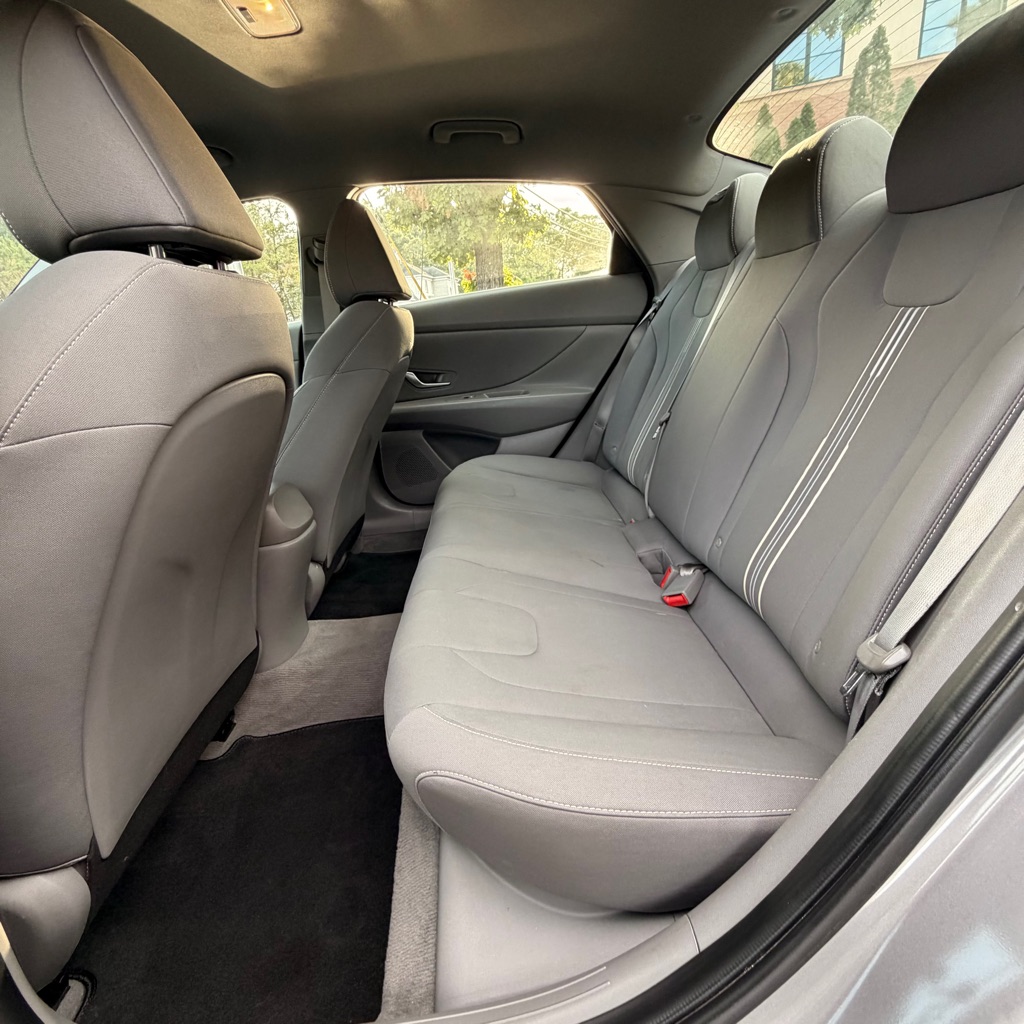 Photo 11 of this HYUNDAI ELANTRA